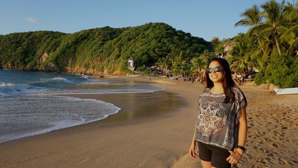 Kristina de fora do caminho viaja na praia de Mazunte em Oaxaca México