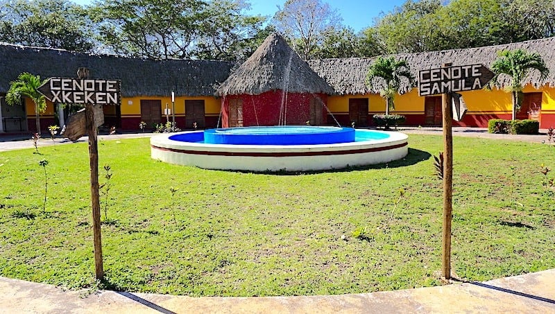 La zone d'entrée du Cenote Dzitnup avec des panneaux indiquant le Cenote Samula et le Cenote XKeken