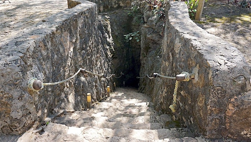 L'escalier menant au Cenote Samula