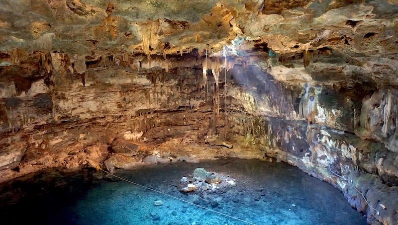Incroyable lumière du soleil d'en haut Cenote Samula