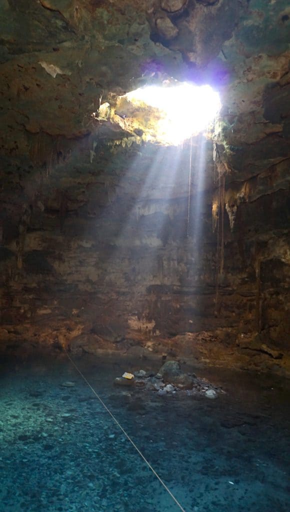 La lumière du soleil brille au Cenote Dzitnup