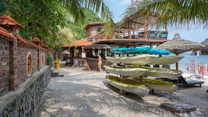 The kayaks for rent on Cat Co Beach 1 in Cat Ba Island